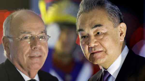 Chinese Foreign Minister&nbsp;Wang&nbsp;Yi, right, meets with Brazilian&nbsp;counterpart&nbsp;Minister Mauro Vieira at the Itamaraty Palace&nbsp;in Brasilia on Jan.&nbsp;18.