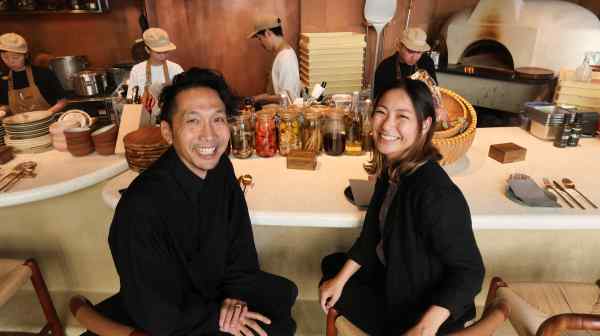 Pizza 4P's founders Yosuke Masuko (left) and&nbsp;Sanae Takasugi sit down at their Pizza 4P's branch in Tokyo. The former IT workers take a data-driven approach to making food for the soul. (Photo by Ken Kobayashi)