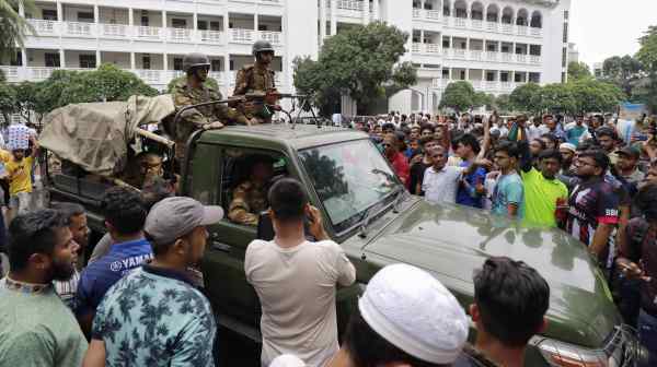 Protesters gather at the High Court premises in Dhaka on Aug. 10 to demand the resignation of Obaidul Hassan, chief justice of Bangladesh.