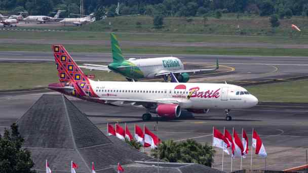 A Batik Air Airbus A320 prepares for takeoff from&nbsp;Jakarta&rsquo;s Halim Perdanakusuma International Airport: The Lion Air Group unit is seeking to position its flights from the airfield as a premium service.&nbsp;(Photo by Dimas Ardian)