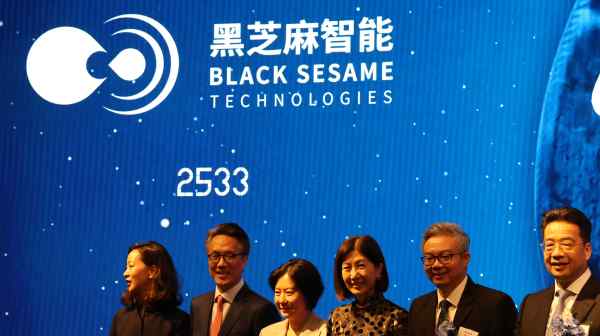 Shan Jizhang, a founder, chairman and&nbsp;CEO of Black Sesame International,&nbsp;second from the right, stands next to&nbsp;Hong Kong Exchange CEO Bonnie Chan at the listing ceremony on Aug. 8. (Photo by Kensaku Ihara)