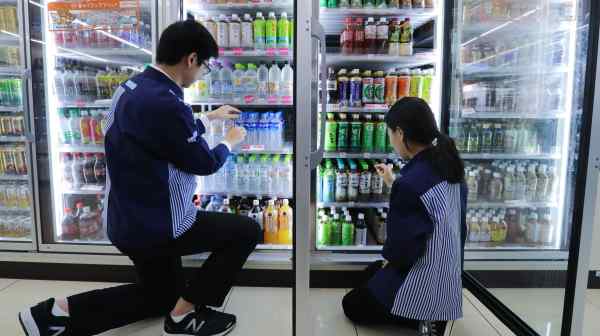 Foreign students in Japan are allowed to work in unskilled-labor positions, such as convenience store work, for up to 28 hours per week. (Photo by Ken Kobayashi)&nbsp;