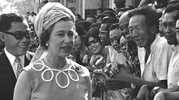 Queen Elizabeth II passes onlookers in Kuala Lumpur on Feb.&nbsp;23, 1972.