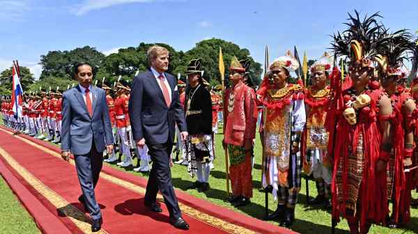 King Willem-Alexander walks with Joko Widodo during the welcoming ceremony at the presidential palace in Bogor on Mar. 10: other former colonial powers should follow the Dutch King's example.