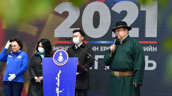 Sodnomzunduin Erdene, right, delivers&nbsp;a speech during his presidential campaign. (Photo by&nbsp;Baramsai Chadraabal)