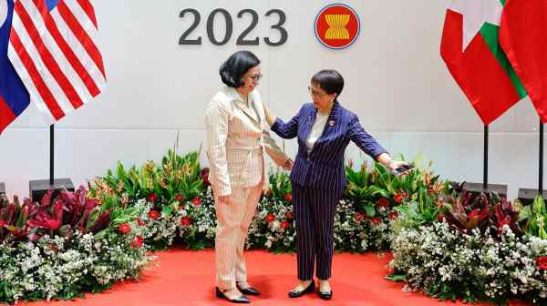 Indonesian Foreign Minister Retno Marsudi, right, welcomes here East Timorese&nbsp;counterpart, Adaljiza Magno,&nbsp;during the 32nd ASEAN Coordinating Council meeting in Jakarta on Feb. 3.