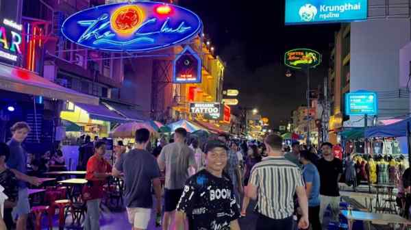 Khaosan Road, a popular tourism spot in Bangkok. Thailand looks to boost tourism by making casinos legal. (Photo by Kosuke Inoue)