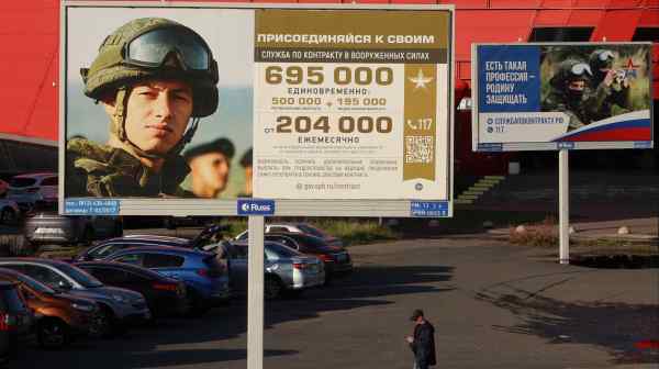 Advertisements&nbsp;in Saint Petersburg promote&nbsp;military service contracts in the Russian Armed Forces.