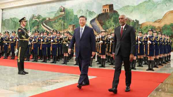 Chinese President Xi Jinping and Maldivian President Mohamed&nbsp;Muizzu&nbsp;attend a welcome ceremony at the Great Hall of the People in Beijing on Jan. 10. (cnsphoto via Reuters)