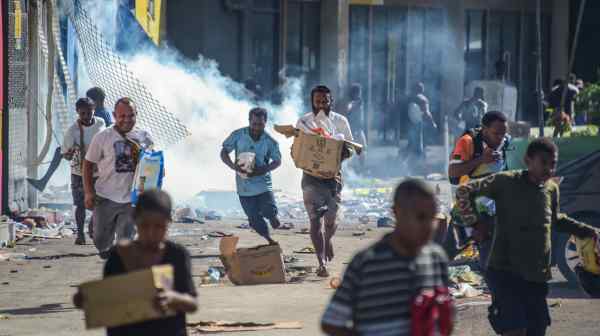 Looters amid the unrest in Papua New Guinea's capital of Port Moresby on Jan.&nbsp;10.