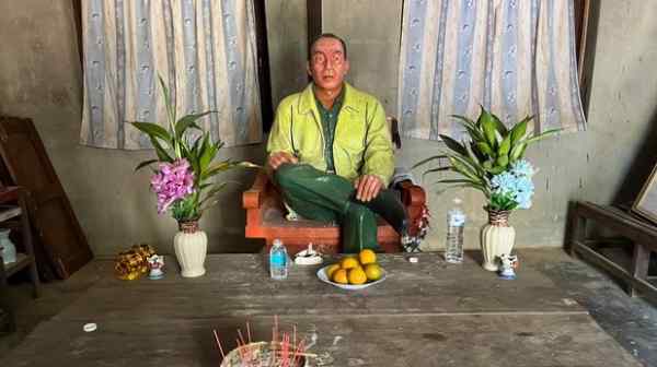 A waxwork-like effigy of the late heroin warlord Khun Sa in his parlor --&nbsp;now part of a museum in his honor -- in the Thai town of Thoed Thai, near the border with Myanmar. (Photo by William Mellor)