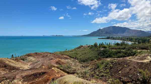 Mountain slopes stripped off their flora in New Caledonia. The French territory in the South Pacific is well known for its massive nickel deposits. (Photo by Akira Kitado)