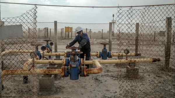 A worker helps operate a gas field in Uzbekistan in June&nbsp;2023.&nbsp;Methanol obtained from natural gas can&nbsp;be used to churn out&nbsp;raw materials for products ranging from plastics to&nbsp;films.