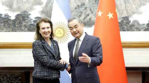 Argentine Foreign Minister Diana Mondino and Chinese counterpart Wang Yi shake&nbsp;hands in Beijing on April 30.&nbsp;(China's Ministry of Foreign Affairs)