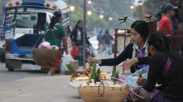 Laos' weakening currency threatens faster food price inflation. (Photo by Kenya Akama)