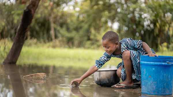 Gathering&nbsp;water in Tanzania: Schistosomiasis is spread by contact with fresh water contaminated with parasitic flatworms. (Photo by UNDP/Phil Kabuje)