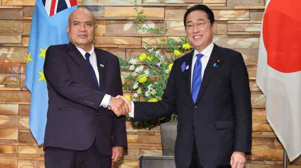 Japanese Prime Minister Fumio Kishida welcomes Tuvalu counterpart Feleti Teo ahead of talks in Tokyo on July 16.&nbsp;(Photo by Uichiro Kasai)