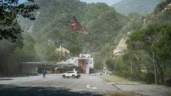 Hotel staff&nbsp;assisted in clearing the Tianxiang parking lot to provide space for an emergency helicopter landing. (Photo by&nbsp;Jackie Chao)