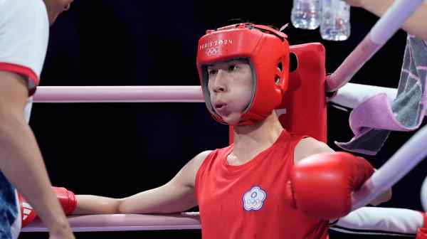 The French crowd gave&nbsp;&nbsp;Lin Yu-ting&nbsp;a chorus of cheers as she entered the ring.&nbsp;Lin later bowed to the crowd before leaving the ring.