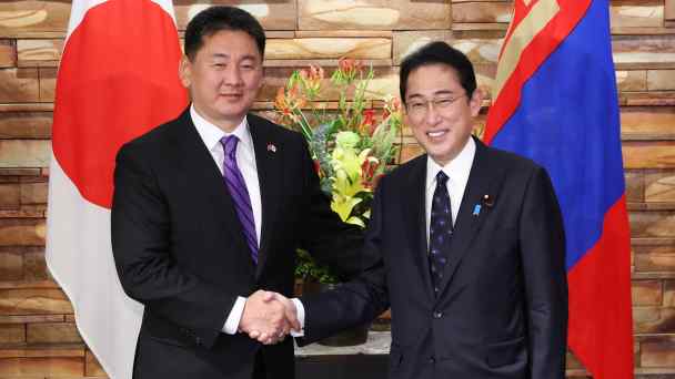 Japanese Prime Minister Fumio Kishida, right, and Mongolian President&nbsp;Ukhnaa Khurelsukh pledged to increase&nbsp;bilateral cooperation when they met in November 2022. (Photo by Yo Inoue)