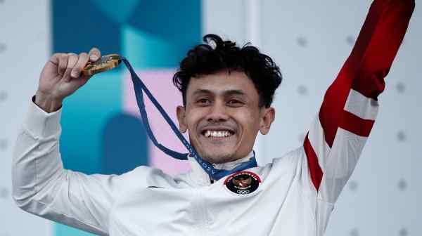 Indonesian gold medallist Veddriq Leonardo celebrates his speed climbing win at Le Bourget.&nbsp;