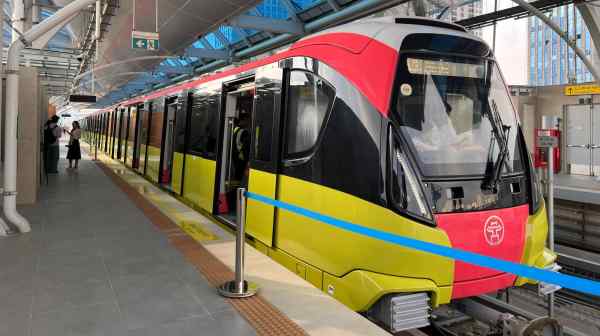 A train on the newly opened Hanoi Metro Line 3 sits at Cau Giay Station in the Vietnamese capital. (Photo by&nbsp;Nguyen Van Anh)