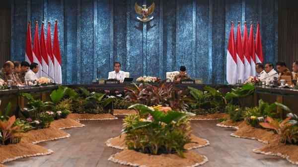 Indonesian President Joko&nbsp;Widodo (center, in white shirt)&nbsp;leads a plenary cabinet meeting at the Garuda Palace in Nusantara&nbsp;on Aug. 12. The president is in a hurry to move capital functions out of Jakarta before he leaves office in October.