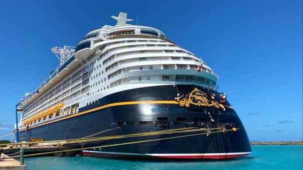 The Disney Dream cruise ship docks at an island in the Bahamas. The group has five vessels in its current fleet.&nbsp;(Photo obtained by Nikkei)