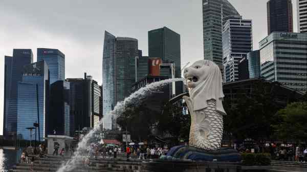 Singapore's economy grew 2.9% in the April-June quarter from a year earlier. (Photo by Ken Kobayashi)