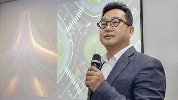 Samsung&rsquo;s Choi Jang-seok explained that using CXL memory is like widening roads to increase capacity. (Samsung Electronics)