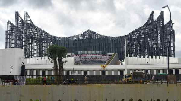 Workers construct a pedestrian walkway near the State Palace and the eagle-shaped Garuda Palace in Indonesia's new capital Nusantara&nbsp;on Borneo.