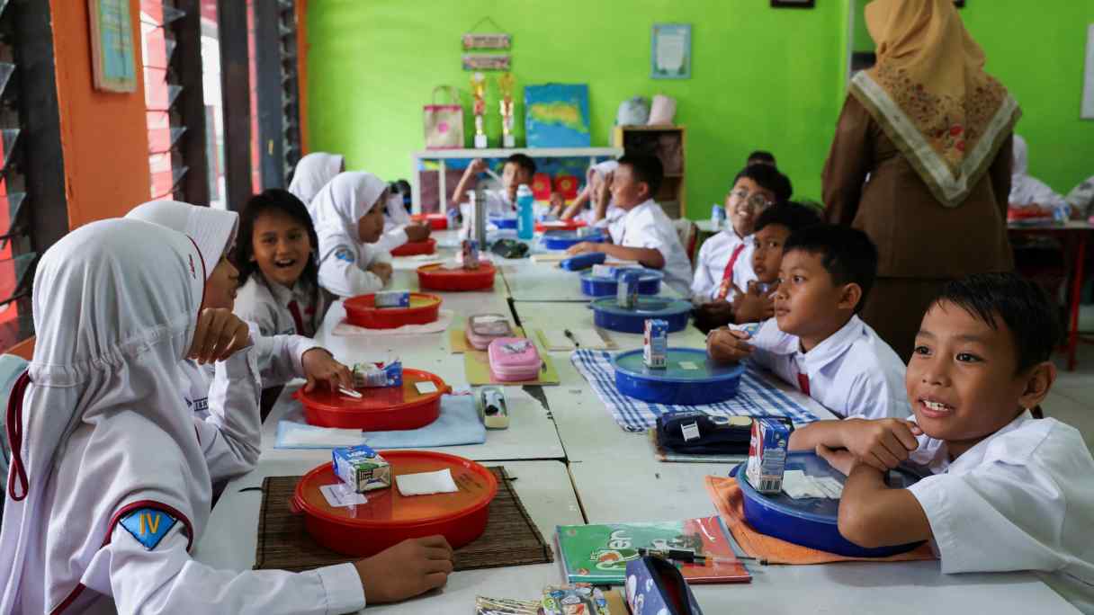 Students take part in a trial free lunch program at an elementary school in Tangerang, Indonesia, on Aug.&nbsp;5.