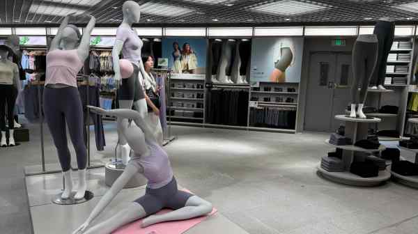 Fashion Momentum Group's Benlai brand&nbsp;is taking aim at Lululemon with yoga pants for women.&nbsp;(Photo by Itsuro Fujino)