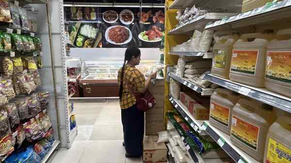 Myanmar consumers are struggling to access daily necessities like rice and palm oil.&nbsp;(Photo by Nikkei)