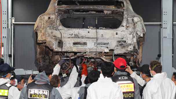 South Korean and Mercedes-Benz officials conduct a joint examination on Aug. 8 of an electric car that caught fire at apartment complex in Incheon, South Korea.