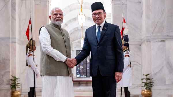 Malaysian Prime Minister Anwar Ibrahim (right) shakes hands with Indian Prime Minister Narendra Modi during a&nbsp;ceremonial reception inside India's Presidential Palace Rashtrapati Bhavan in New Delhi on Aug. 20. (Prime Minister's Office of Malaysia)