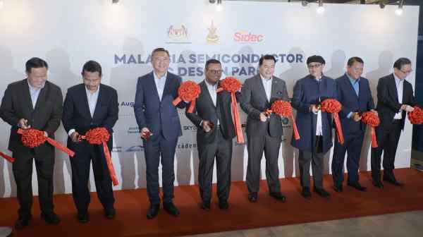 Malaysian Economy Minister Rafizi Ramli, fourth from right, at&nbsp;the opening of Malaysia Semiconductor IC Design Park in&nbsp;Selangor on Aug. 6. (Photo by Norman Goh)