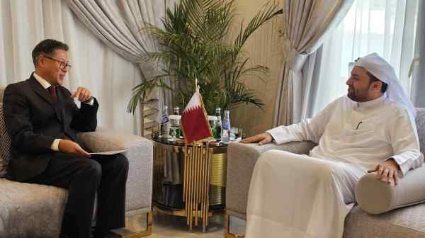 Thai Vice Foreign Minister Russ Jalichandra meets Qatari Minister of State Mohammed bin Abdulaziz al-Khulaifi, a chief negotiator in the Gaza conflict, on July 25. (Thai Foreign Ministry)