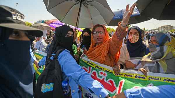 Protesters march toward&nbsp;the National Assembly in Islamabad ahead of the presentation of the annual government budget on&nbsp;June 12. (Photo by AFP/Jiji)