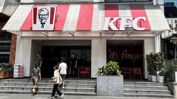 A KFC outlet in Shanghai.&nbsp;Yum China Holdings, which operates the fried chicken chain in China,&nbsp;is increasingly targeting&nbsp;cost-conscious consumers. (Photo by Wataru Suzuki)