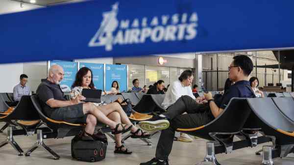 A departure gate at Subang Airport:&nbsp;Some business travelers appear agreeable to paying a premium for the convenience of a departure point closer to central Kuala Lumpur. (Photo by Shinya Sawai)