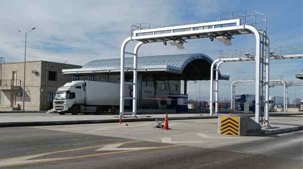 A four-lane toll road linking the Azerbaijani capital of Baku with the Russian border opened in October. (Photo by Nikkei)