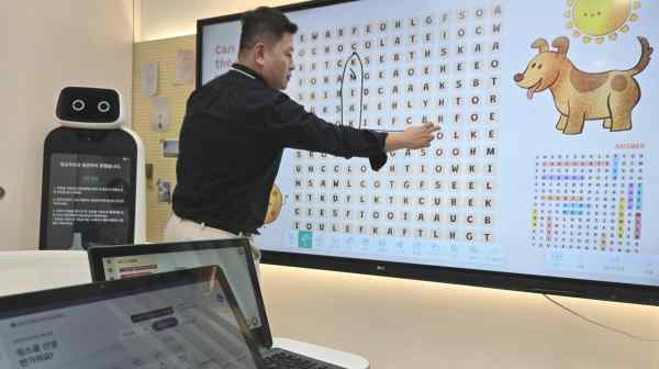 LG's "future classrooms" feature digital whiteboards linked to AI-powered robot assistants. (Photo by Nami Matsuura)