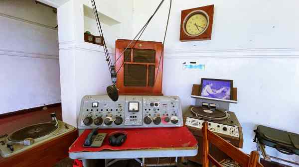 Radio Ceylon's oldest transmitter is pictured in this classic studio setup.&nbsp;The station, now called the&nbsp;Sri Lanka Broadcasting Corp., was&nbsp;launched by British colonial authorities in Colombo in December 1925. (All photos courtesy of the author)