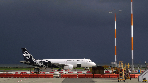 An Air&nbsp;New&nbsp;Zealand&nbsp;Airbus A320 at Auckland Airport.